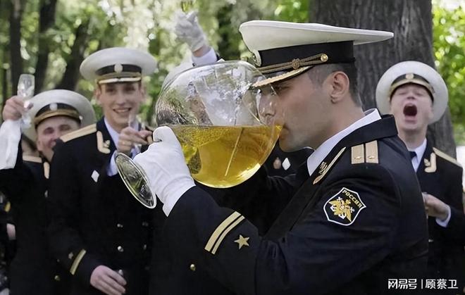 俄罗斯人很困惑这类东西明明挺贵的为何中国人将它当水喝？